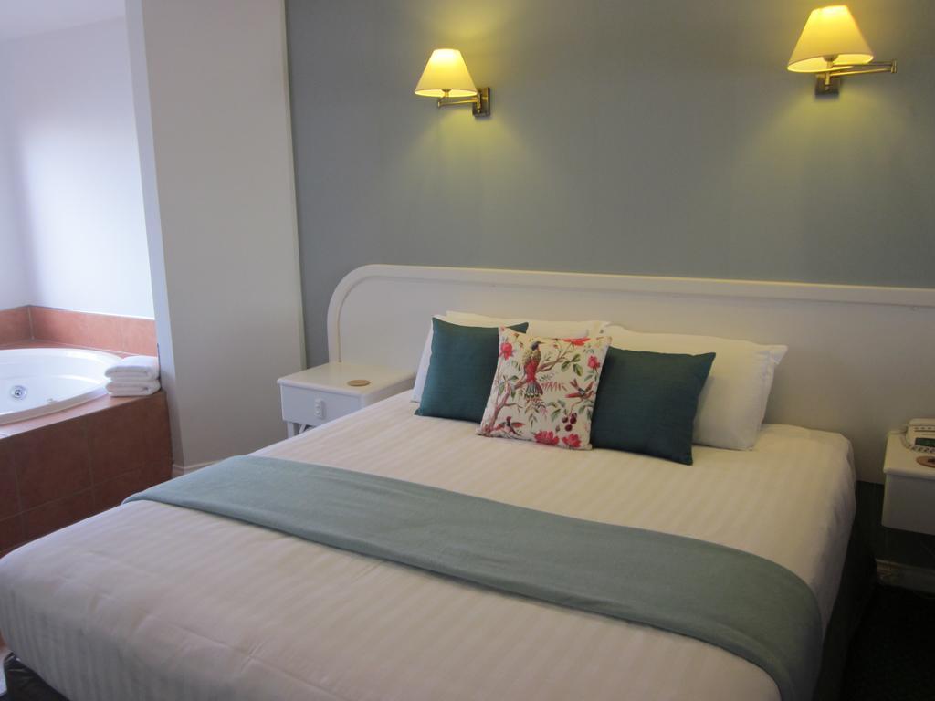 נאפייר Beachfront Motel חדר תמונה