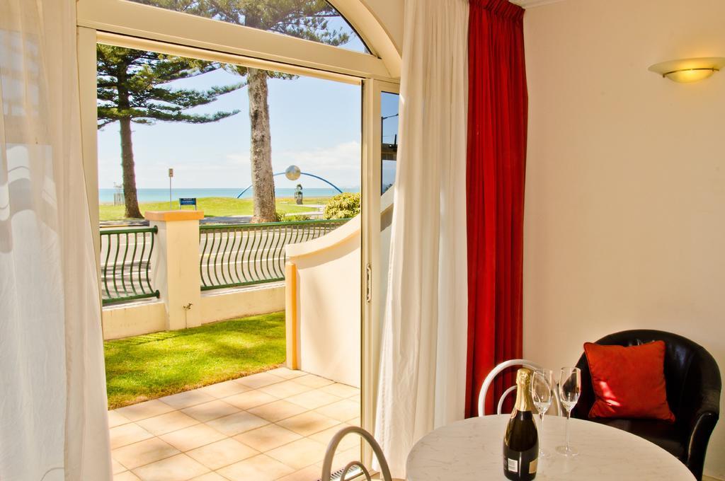 נאפייר Beachfront Motel מראה חיצוני תמונה