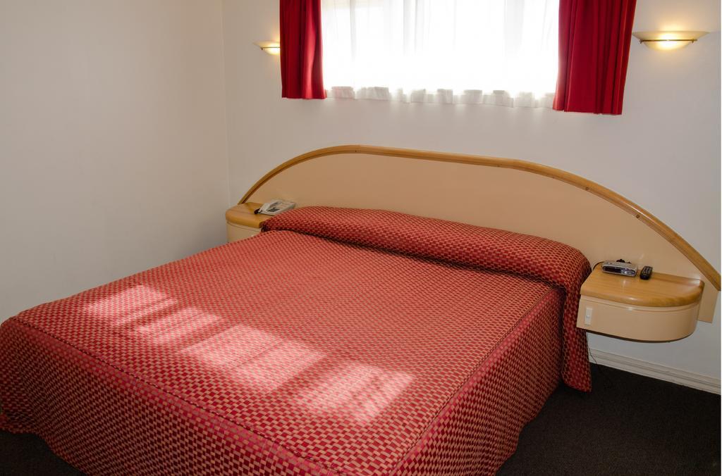 נאפייר Beachfront Motel חדר תמונה