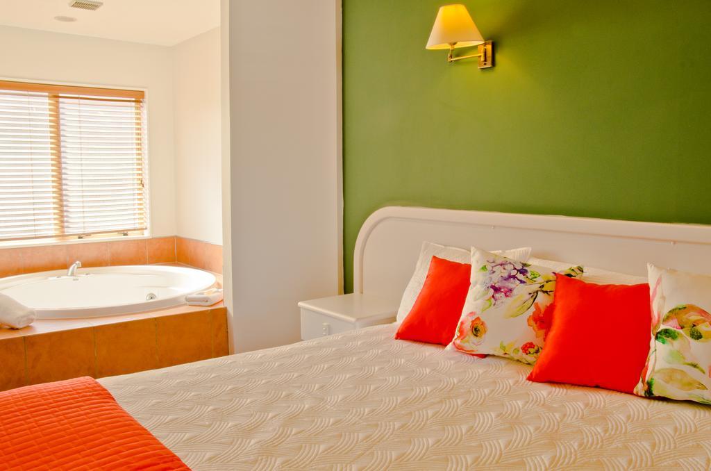 נאפייר Beachfront Motel מראה חיצוני תמונה