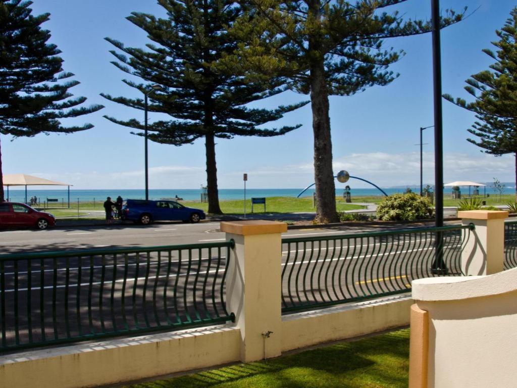 נאפייר Beachfront Motel מראה חיצוני תמונה