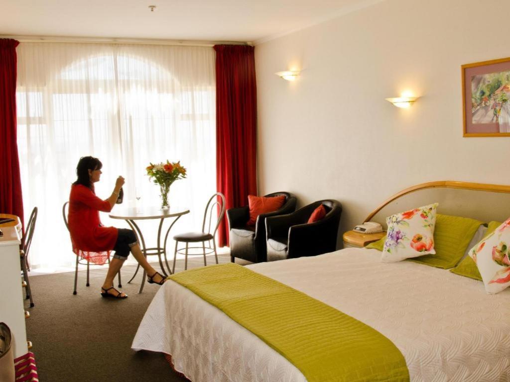 נאפייר Beachfront Motel מראה חיצוני תמונה