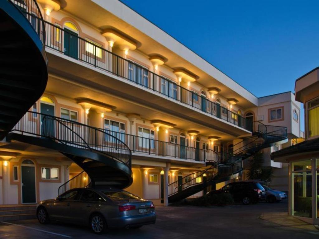נאפייר Beachfront Motel מראה חיצוני תמונה