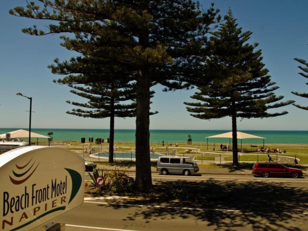 נאפייר Beachfront Motel מראה חיצוני תמונה