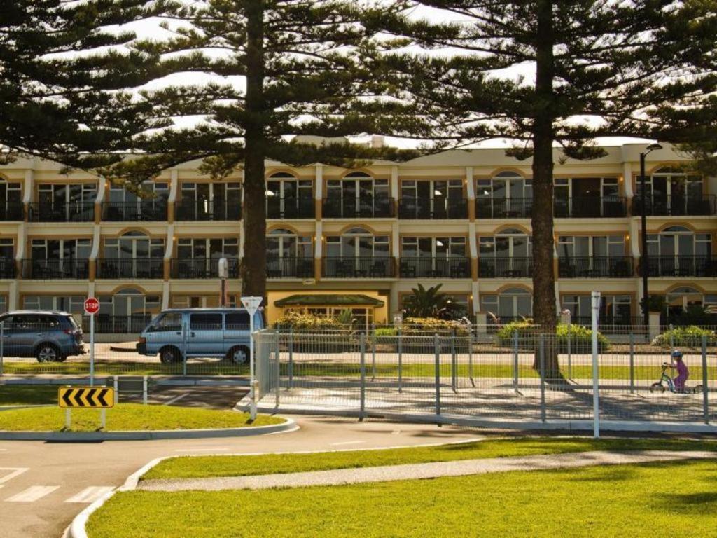 נאפייר Beachfront Motel מראה חיצוני תמונה