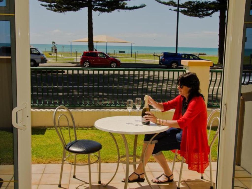 נאפייר Beachfront Motel מראה חיצוני תמונה