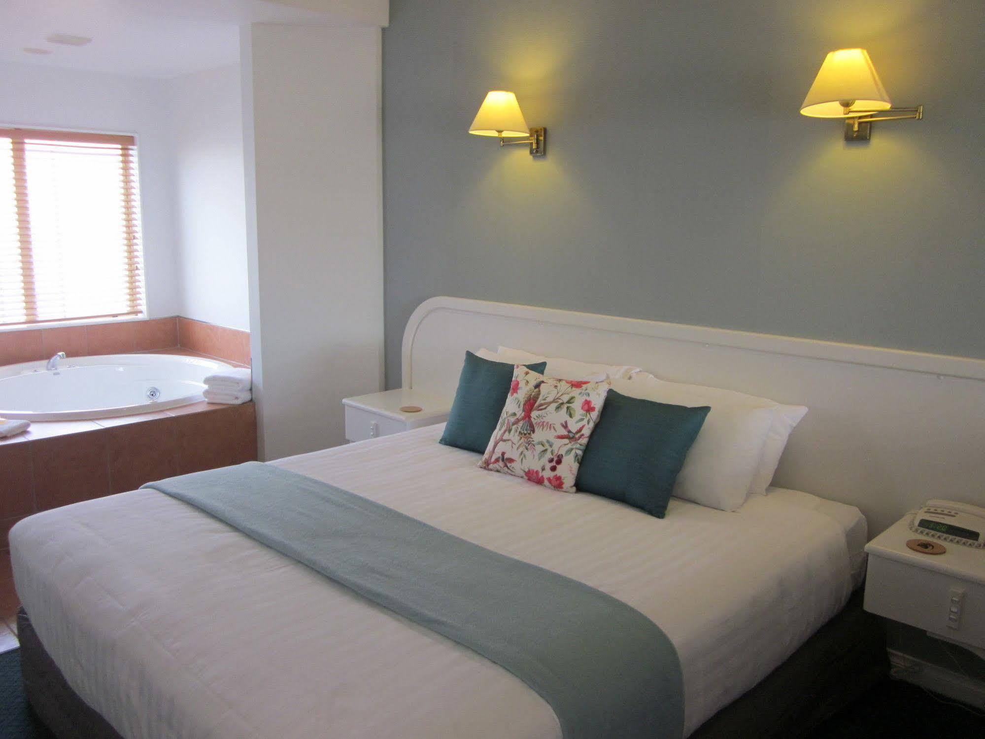 נאפייר Beachfront Motel מראה חיצוני תמונה