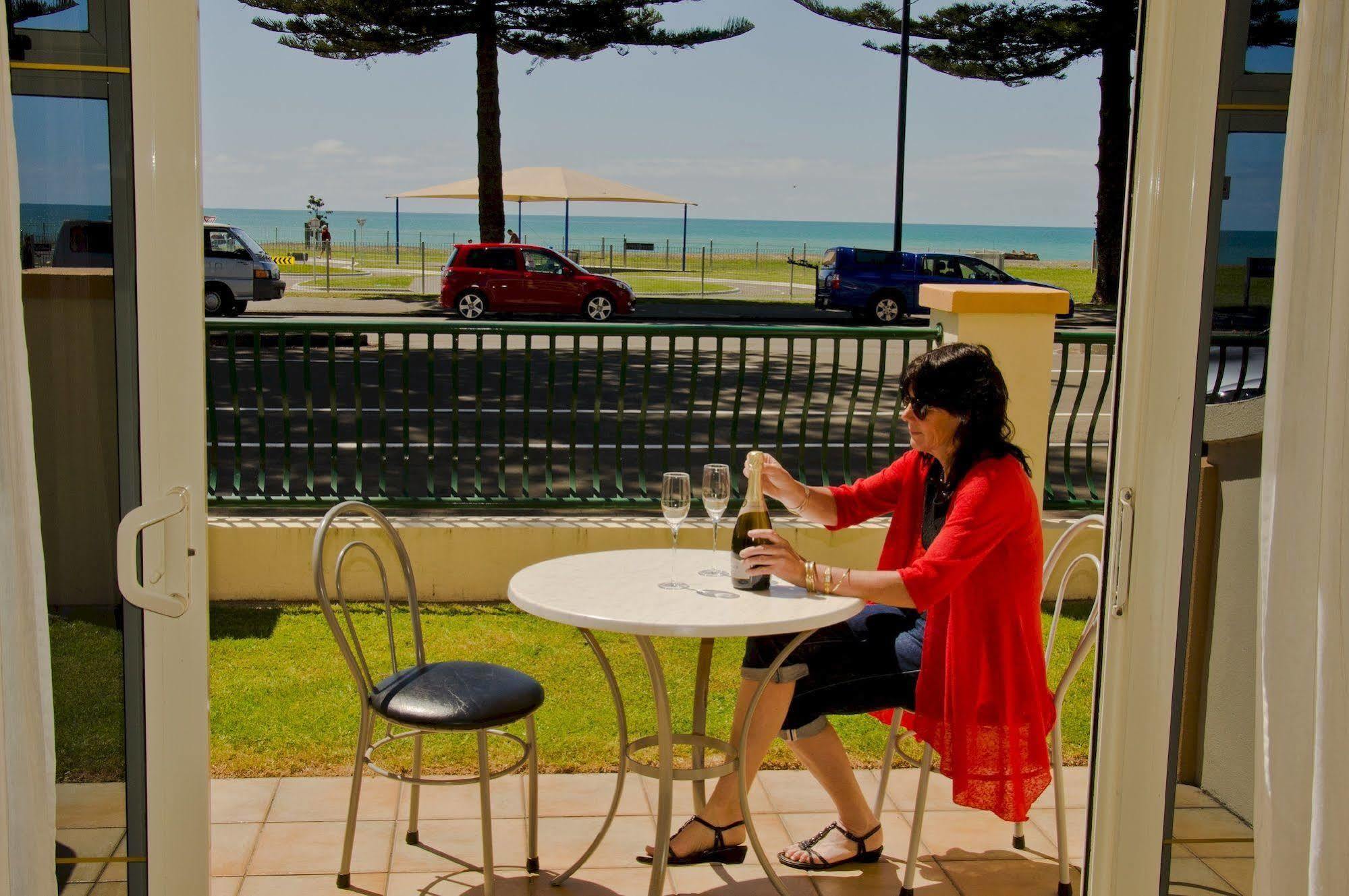 נאפייר Beachfront Motel מראה חיצוני תמונה