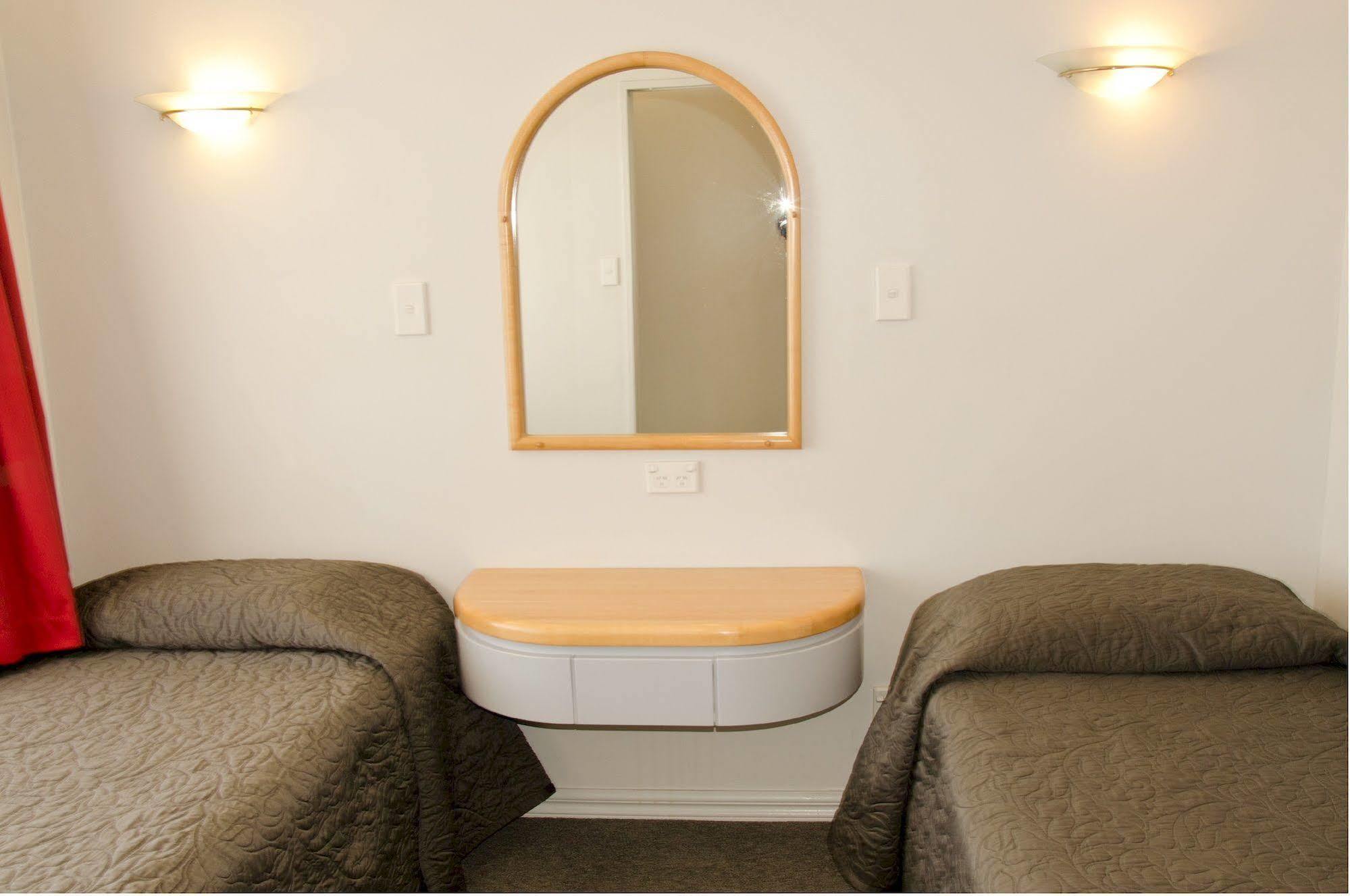 נאפייר Beachfront Motel מראה חיצוני תמונה