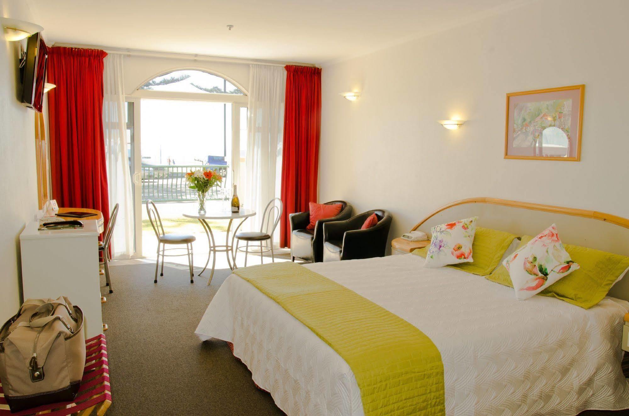 נאפייר Beachfront Motel מראה חיצוני תמונה