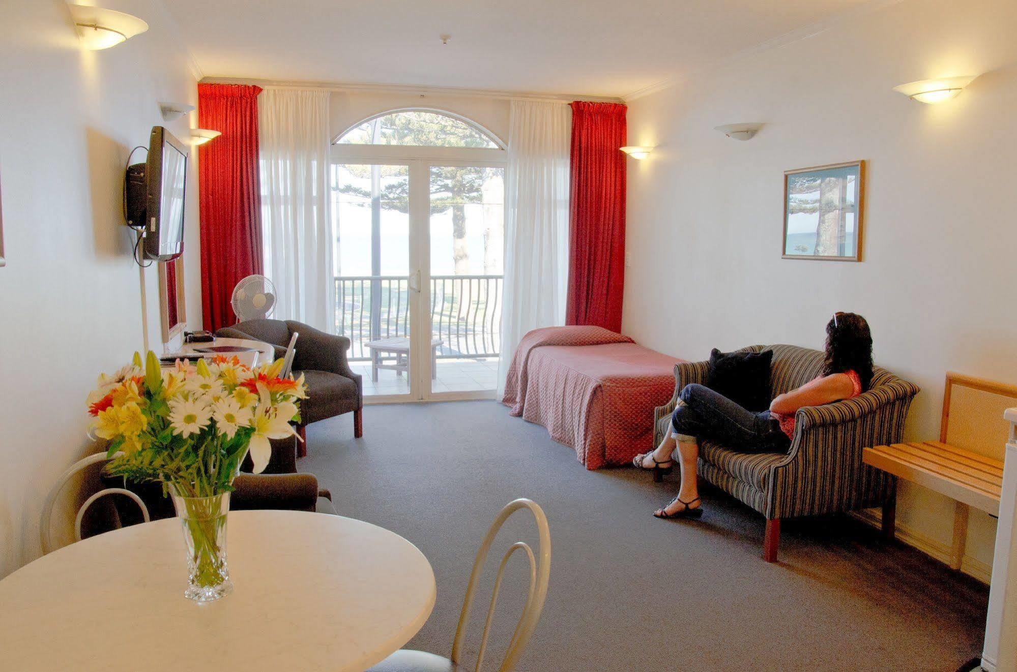 נאפייר Beachfront Motel מראה חיצוני תמונה
